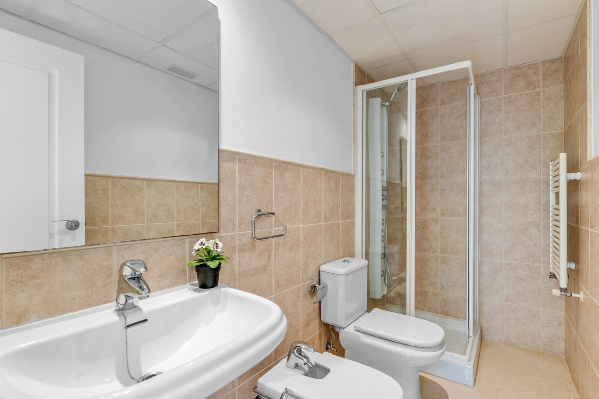 BAÑO 1.1 Apartamento exclusivo en Sierra Cortina Resort, Los Altos 11.1. Alicante