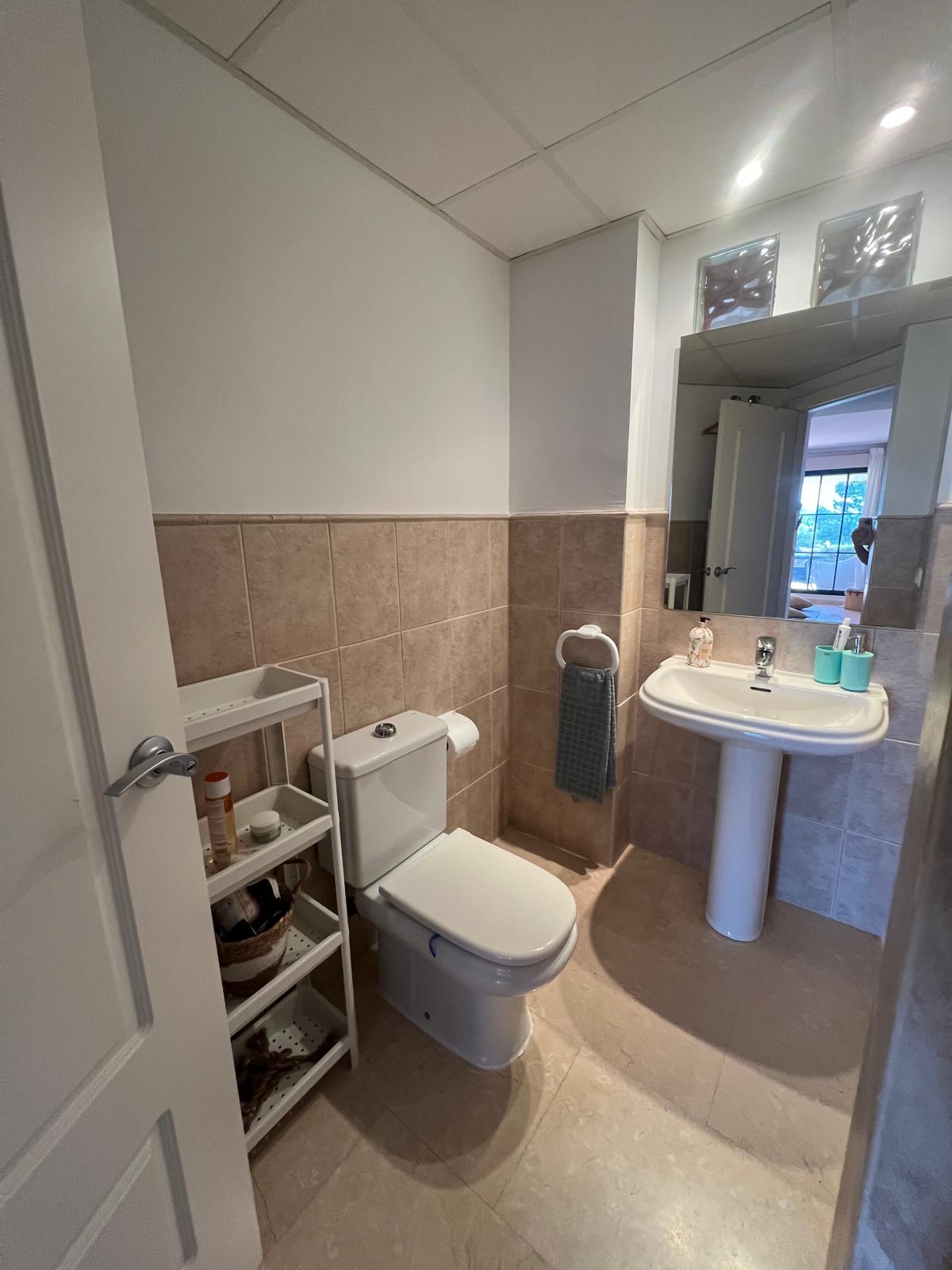 BAÑO Bajo con jardín en Sierra Cortina Resort, Los Altos. Alicante