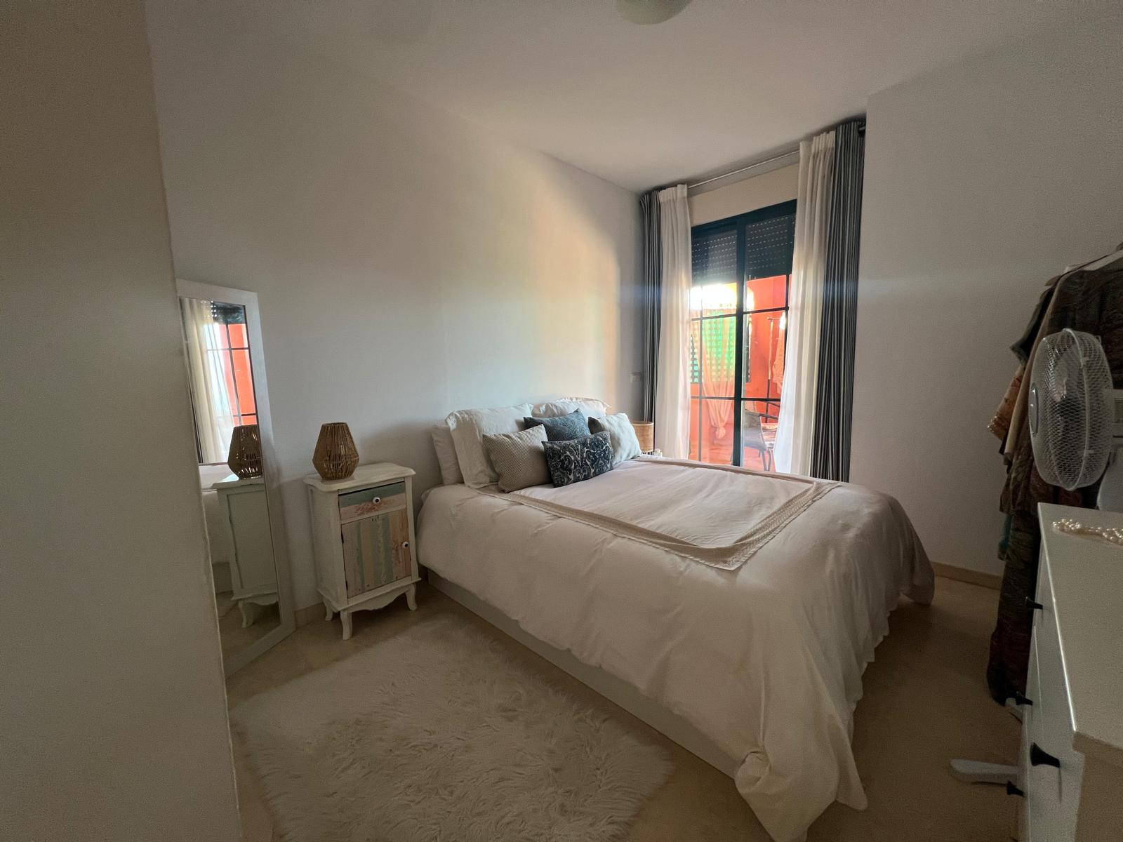 DORMITORIO Bajo con jardín en Sierra Cortina Resort, Los Altos. Alicante