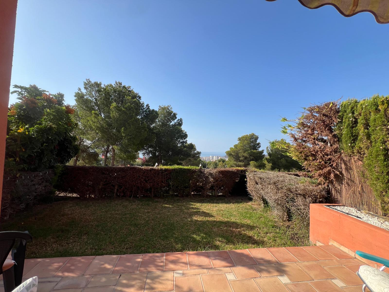 JARDÍN Bajo con jardín en Sierra Cortina Resort, Los Altos. Alicante