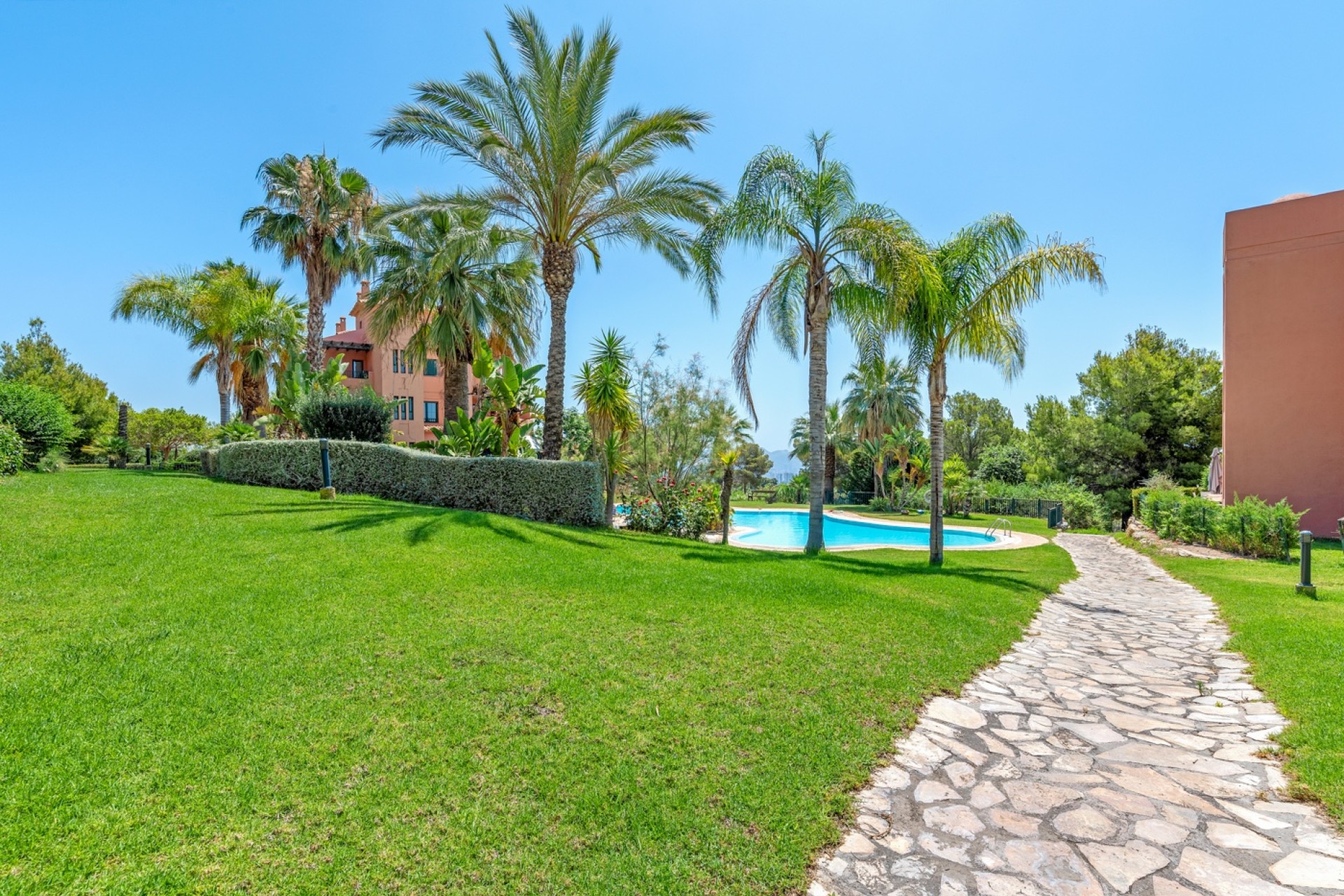URBANIZACIÓN 2 Apartamento exclusivo en Sierra Cortina Resort, Los Altos 11.1. Alicante