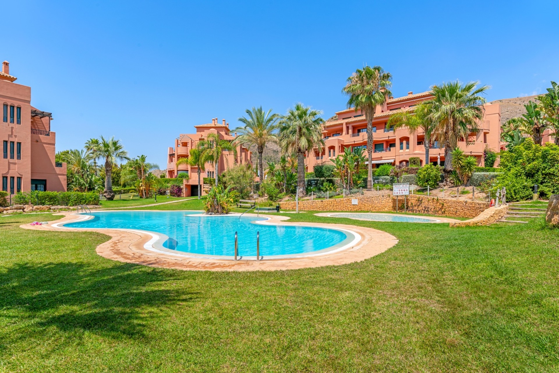 URBANIZACIÓN Apartamento exclusivo en Sierra Cortina Resort, Los Altos 11.1. Alicante