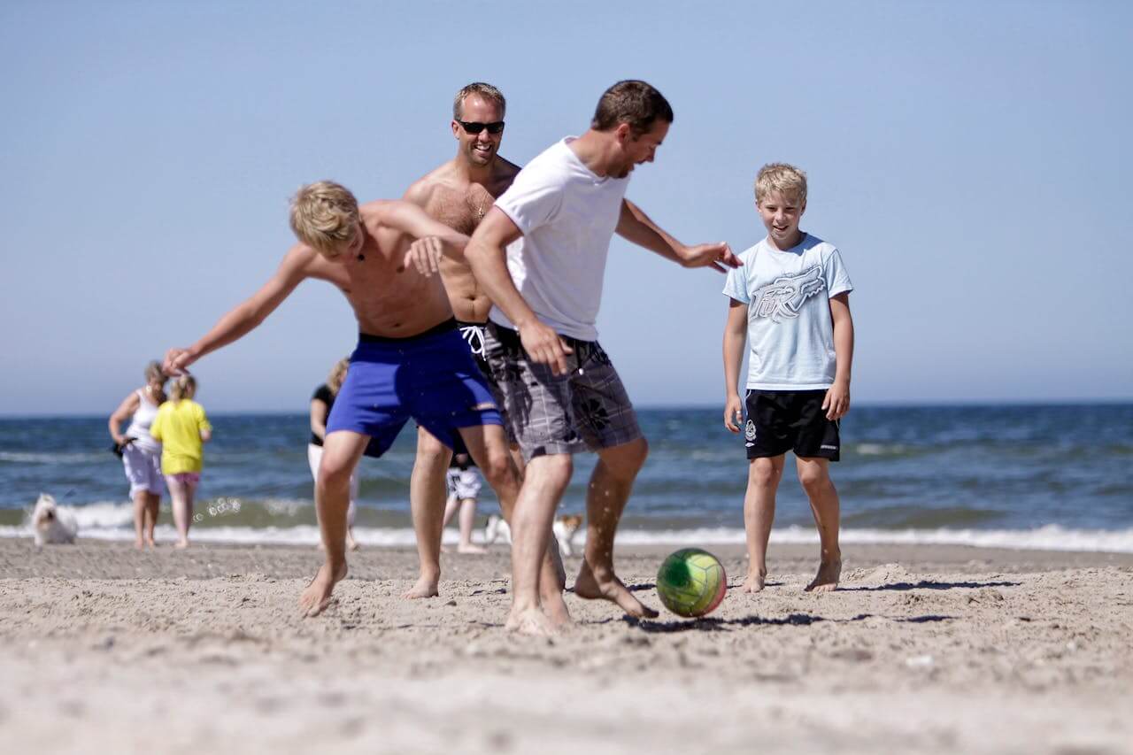 Personas jugando en playa